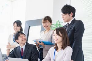 談笑する会社員たち