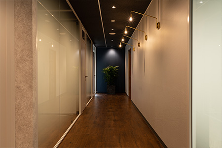 内装工事リース株式会社のオフィスの廊下